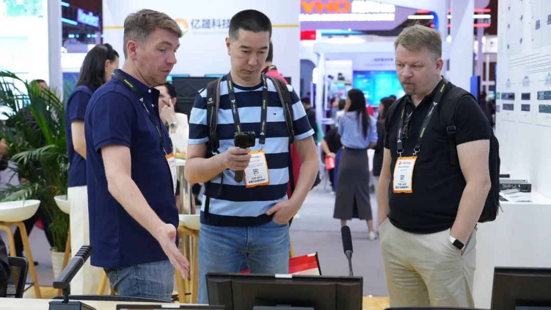 Инженер компании RIWA рассказывает о VISSONIC на InfoComm 2025 в Пекине